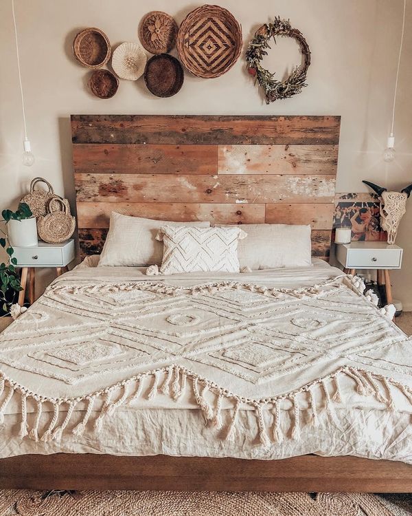 Trang trí phòng ngủ vintage bằng gỗ tái chế